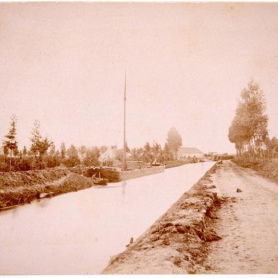Kanaal met schip en roeiboot